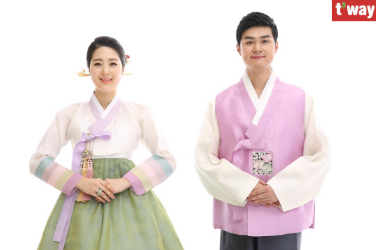 티웨이항공은 9월 1일~24일까지 기내 면세품 매출을 분석한 결과 영양제나 홍삼 등 건강보조식품의 판매량이 지난달보다 35% 증가한 것으로 나타났다고 28일 밝혔다.<티웨이항공 제공>